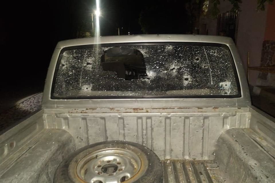 Además de la patrulla, una camioneta particular recibió impactos de bala.