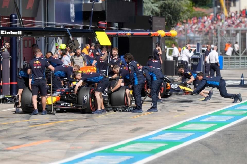 El accidente de Pérez puso a trabajar a los mecánicos de Red Bull.