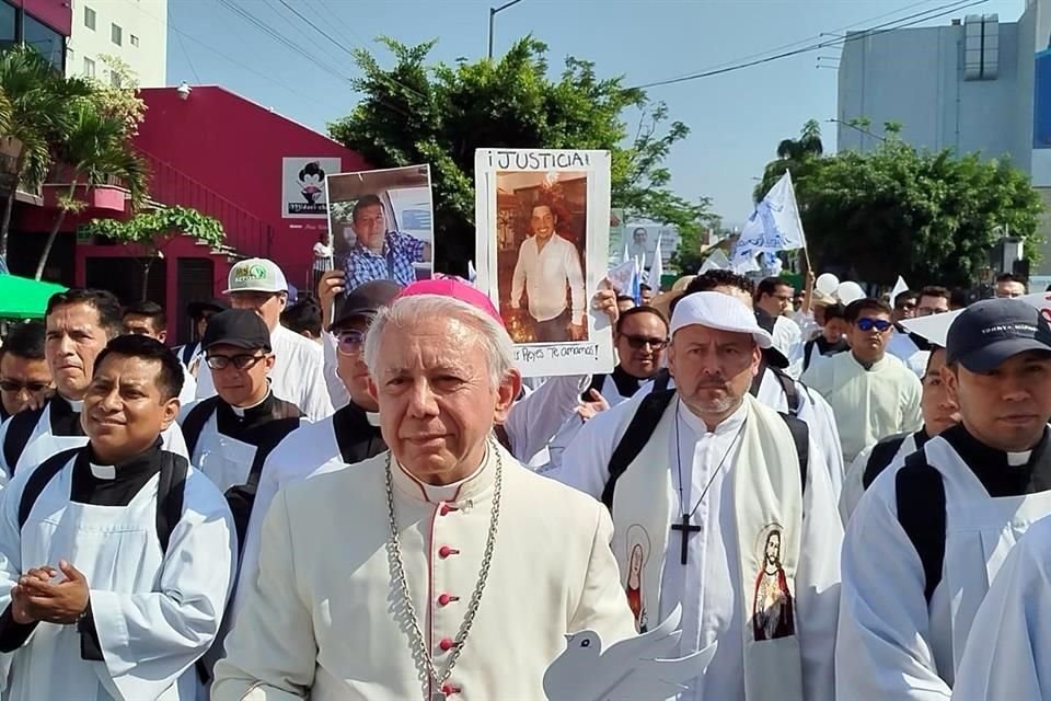 la 'Marcha por la Paz' es encabezada por el Obispo de la Diócesis de Cuernavaca, Ramón Castro Castro.