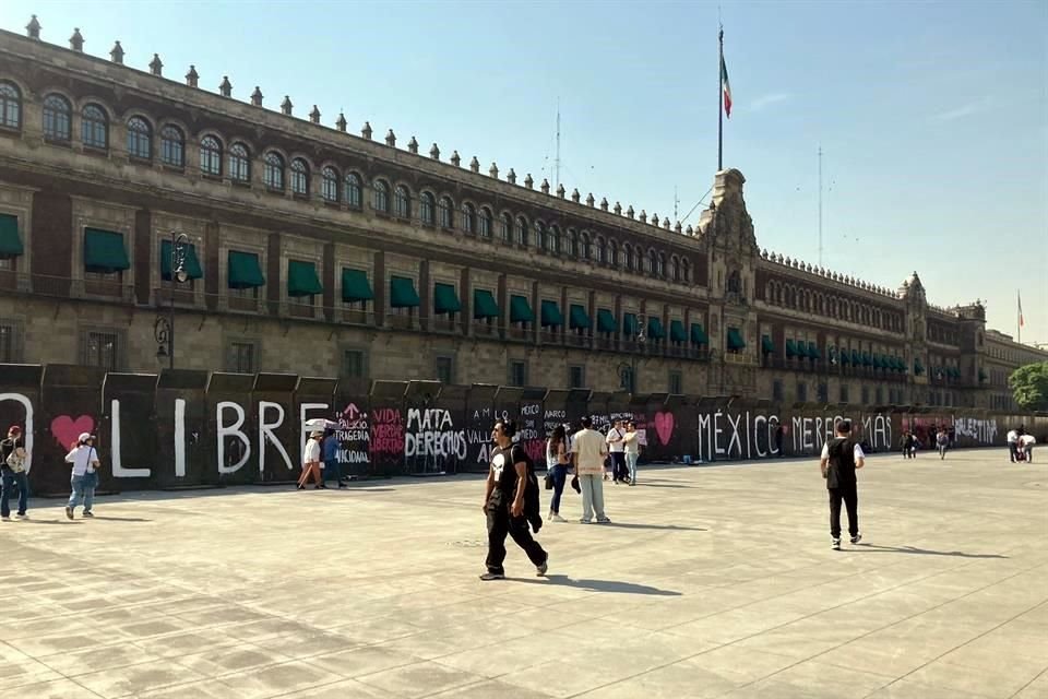 En las vallas fueron plasmadas frases alusivas a los asesinatos durante de este sexenio, invitaciones al voto y acusaciones contra la presunta responsabilidad de Sheinbaum en el derrumbe del Metro.