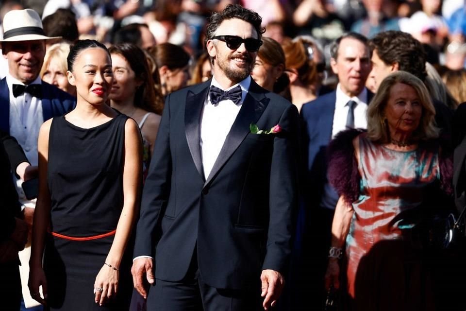 James Franco acudió con un atuendo muy formal, con un detalle floral.