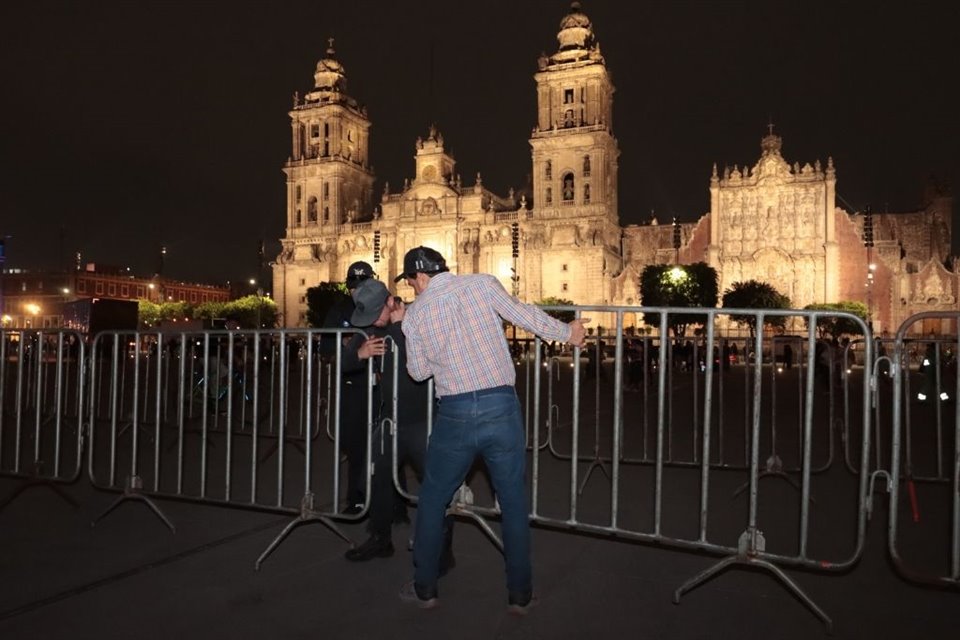 La CNTE se negó a replegarse, por lo que Zócalo fue dividido con vallas que impedirán izamiento de bandera en concentración de 'Marea Rosa'.