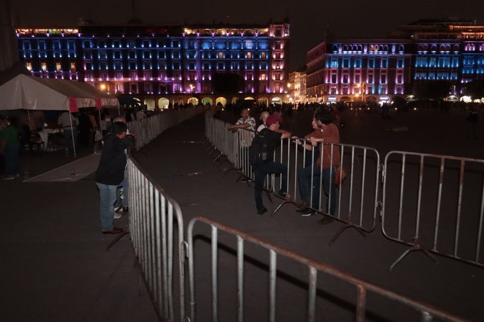 La CNTE se negó a replegarse, por lo que Zócalo fue dividido con vallas que impedirán izamiento de bandera en concentración de 'Marea Rosa'.