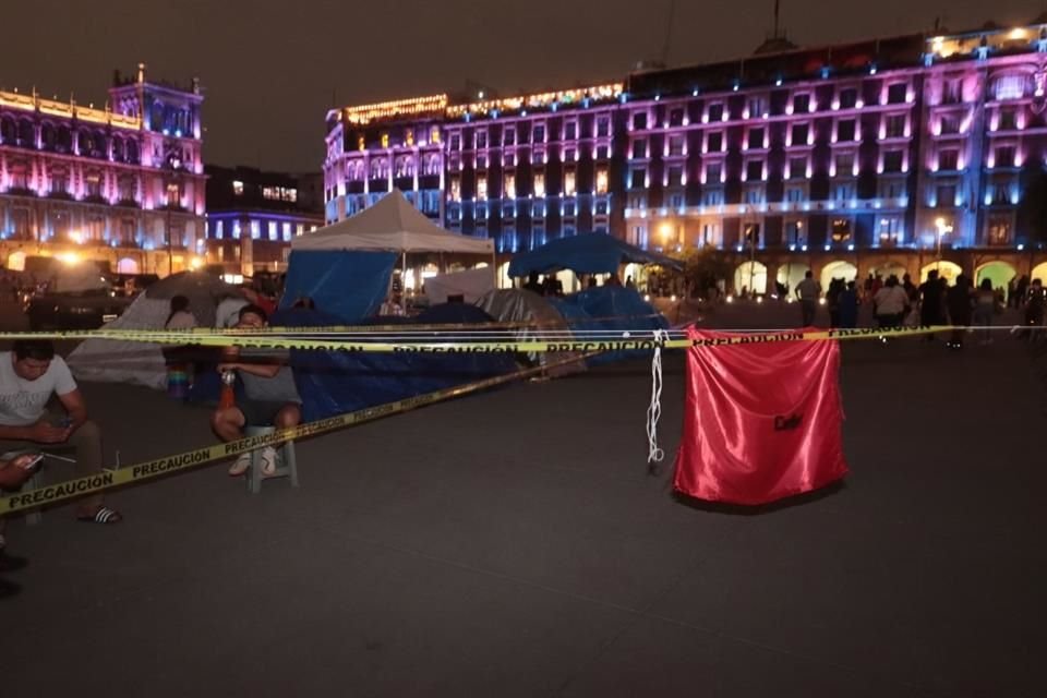 La plancha del Zócalo capitalino ha sido dividido con vallas para evitar fricciones entre maestros de la CNTE que mantienen un plantón y participantes a la marcha convocada para el día de mañana.