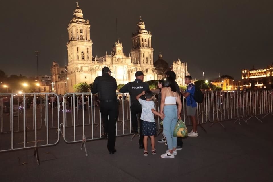 La plancha del Zócalo capitalino fue dividida con vallas para evitar fricciones entre maestros de la CNTE que mantienen un plantón y participantes a la marcha.