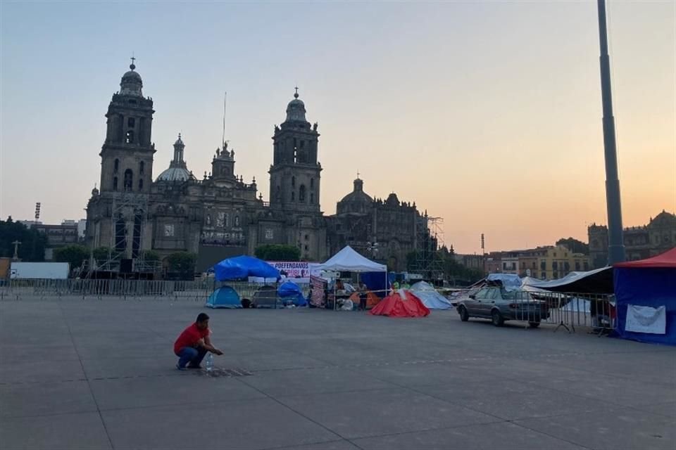 En medio del Zócalo capitalino permanece el plantón de la CNTE.