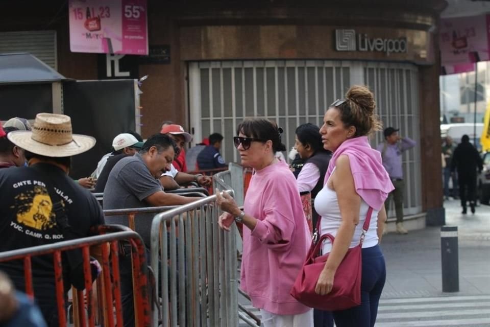 Del lado de Avenida 20 de noviembre y Pino Suárez, los accesos al Zócalo son controlados por los maestros de la CNTE, quienes discuten con los ciudadanos.