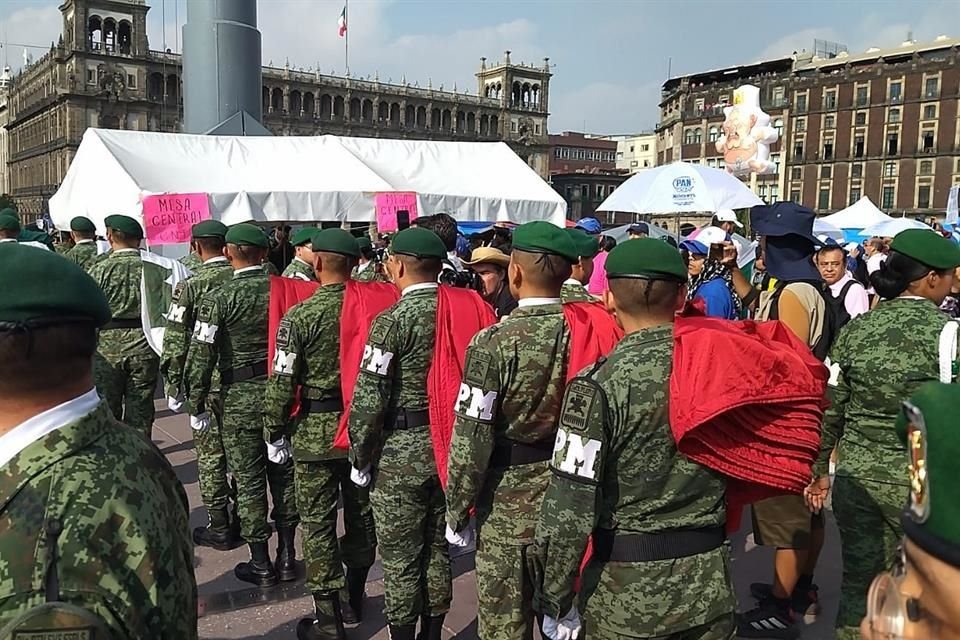 Militares izaron Bandera en el Zócalo, previo a concentración de 'Marea Rosa'.