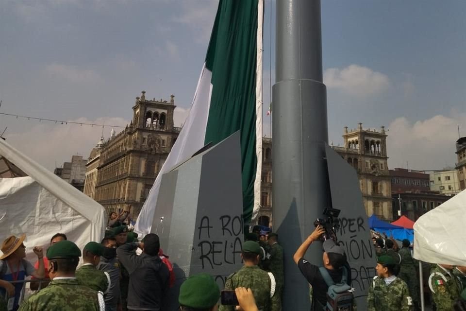 AMLO prometió que se colocaría el Lábaro Patrio porque es de todos los mexicanos.