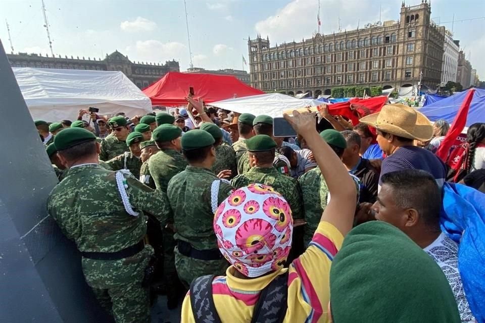 A militares también les tocaron gritos y empujones.