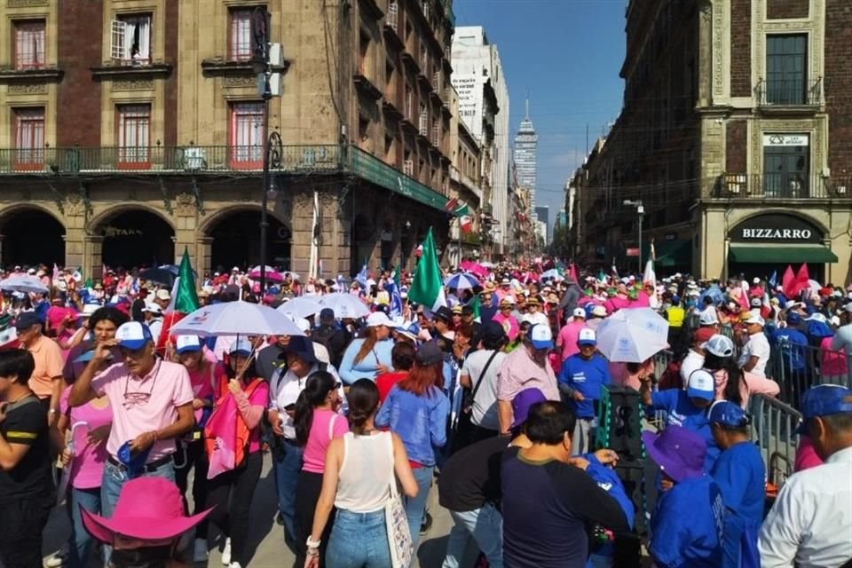 El Zócalo capitalino empieza a poblarse de la denominada 'Marea Rosa'.