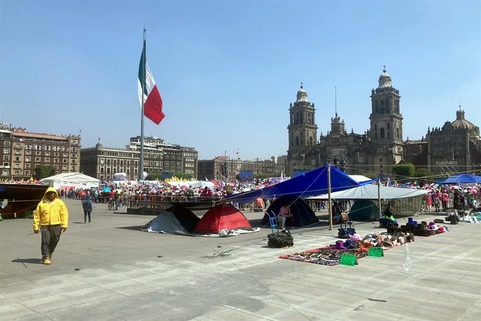 La CNTE se instaló en plantón en el Zócalo capitalino desde la semana pasada.