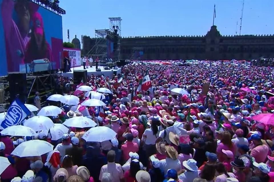 La Marea Rosa se expresó en apoyo a Xóchitl Gálvez en el Zócalo.