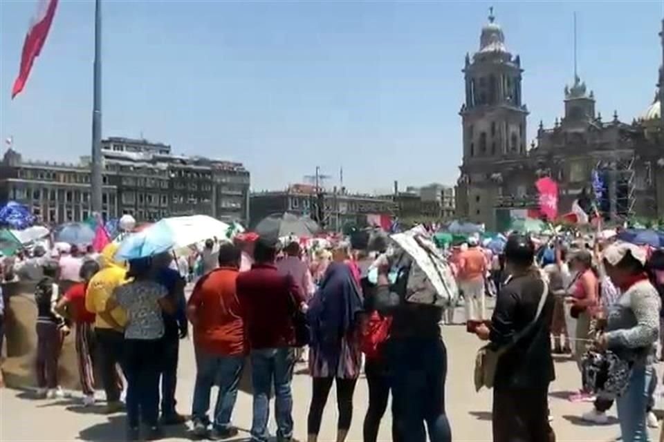 Al mismo tiempo que sonaba el himno nacional en el Zócalo, de un lado estaban los ciudadanos de la 'Marea Rosa', y del otro lado, integrantes de la CNTE en plantón.