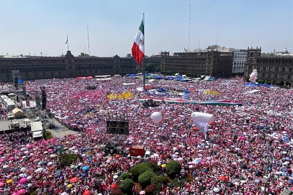 Aspecto panorámica de la 'Marea Rosa' en el Zócalo.