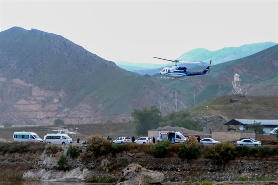 En la imagen se muestra el helicóptero en que se transportaba el Presidente de Irán después de la inauguración de la presa de Qiz Qalasi, en Aras.