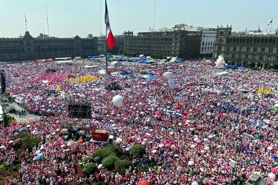 Durante la marcha de la Marea Rosa, en apoyo a Xóchitl Gálvez, acudieron alrededor de 95 mil personas al Zócalo, informó la SSC.