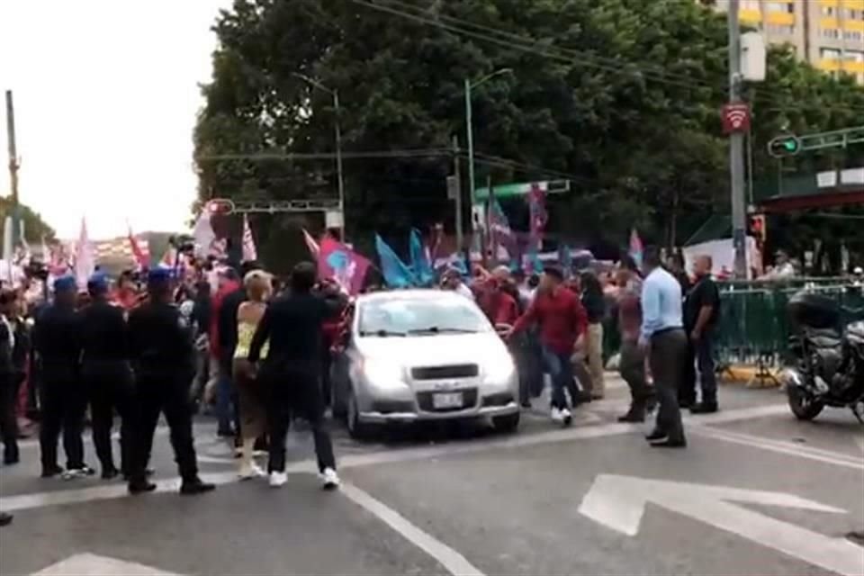 Claudia Sheinbaum, candidata de Morena y aliados arribó en un automóvil gris acompañada de su esposo.