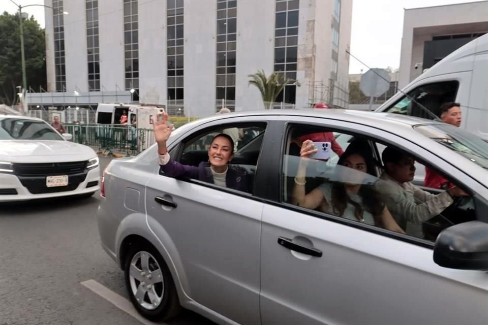 Claudia Sheinbaum, representante de la alianza 'Sigamos Haciendo Historia', arribó al debate con su esposo.