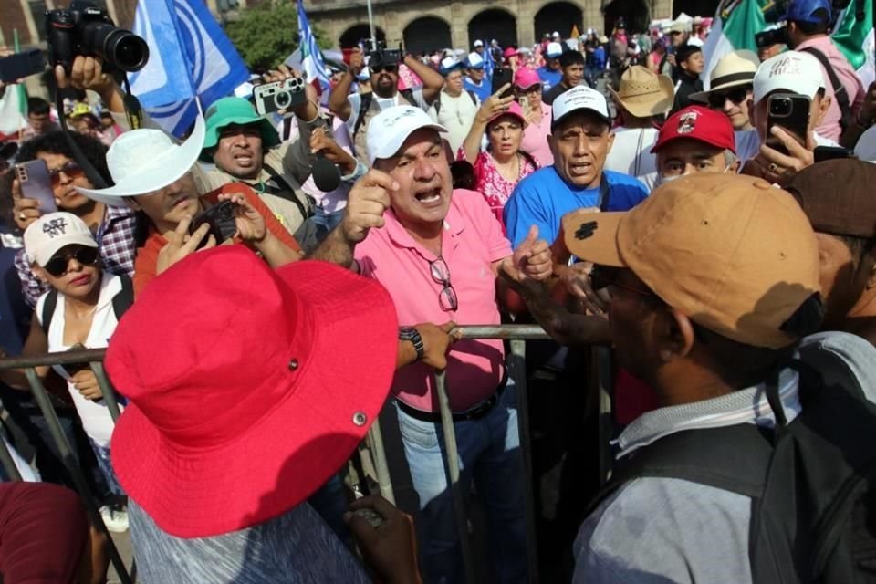 La 'Marea Rosa' y la CNTE mostraron sus diferencias ayer en el Zócalo capitalino.