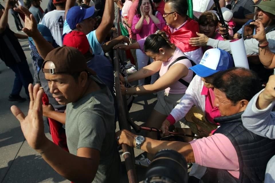 Las fricciones comenzaron cuando asistentes de la Marea Rosa intentaron ingresar al Zócalo.