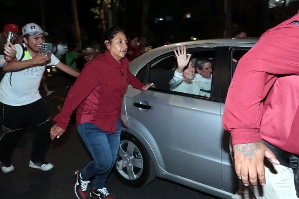 Simpatizantes intentaron tomarse una selfie con la morenista.