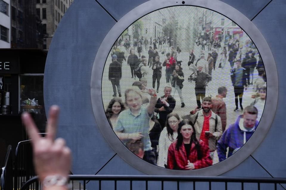 El videoenlace entre las ciudades de Nueva York y Dublín, visto desde el lado neoyorquino, el 14 de mayo de 2024.