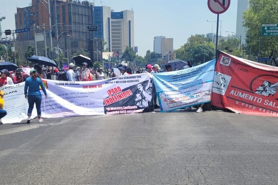 Maestros de la CNTE bloquean Reforma e Insurgentes.