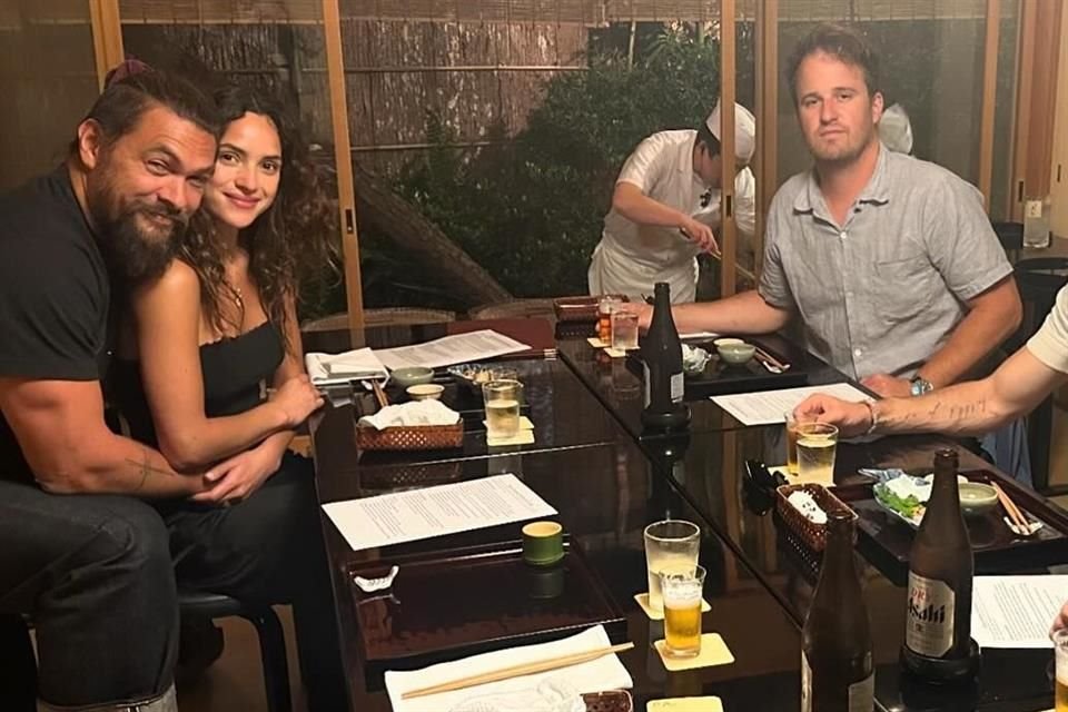 Jason Momoa posteó una fotografía de una reunión con amigos en el país oriental, donde estuvo acompañado de la actriz.