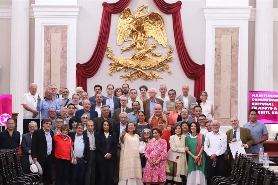 Al día siguiente de la marcha, Xóchitl Gálvez se reunió con unos 80 personajes del mundo de la cultura de los 250 que suscribieron un manifiesto de apoyo.