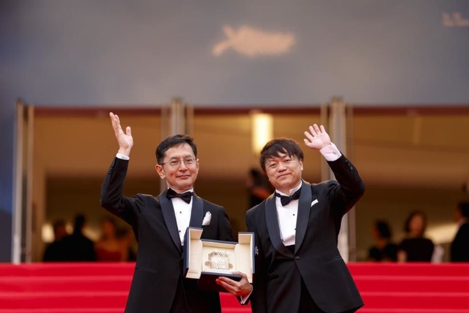 Goro Miyazaki y Kenichi Yoda posaron desde la alfombra roja de Cannes con la Palma de Oro honorífica.
