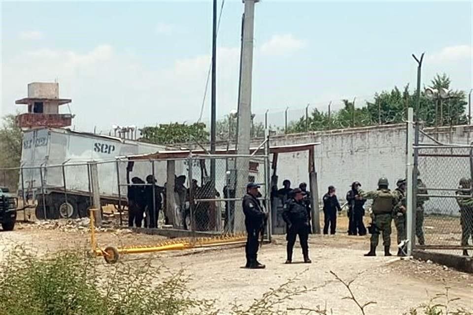 Reos al interior del penal de Iguala, en Guerrero, realizaron un motín en donde retuvieron y golpearon al director de la cárcel.