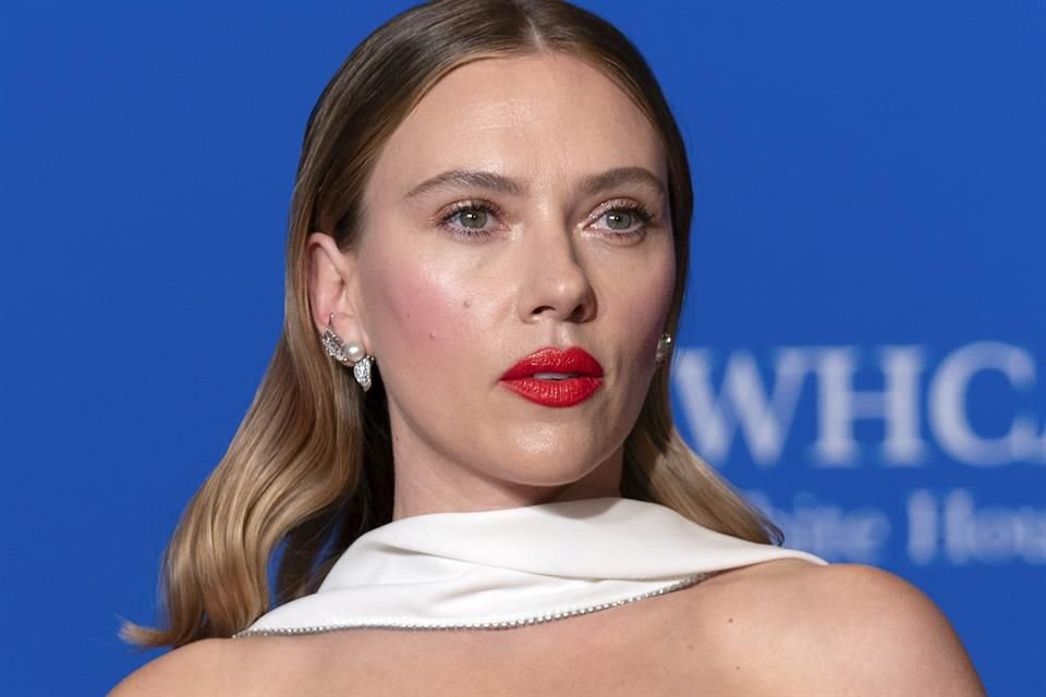 Tras críticas de usuarios, OpenAI, suspendió la voz de ChatGPT que se asemejaba a la de la actriz Scarlett Johansson en la película 'Her'.