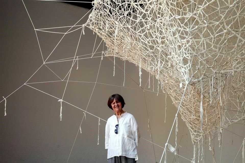 Gerda Gruber junto a un entramado de hilos de algodón y manta que dispuso, como un nido en la instalación 'Das Nest', en el Museo Experimental El Eco.