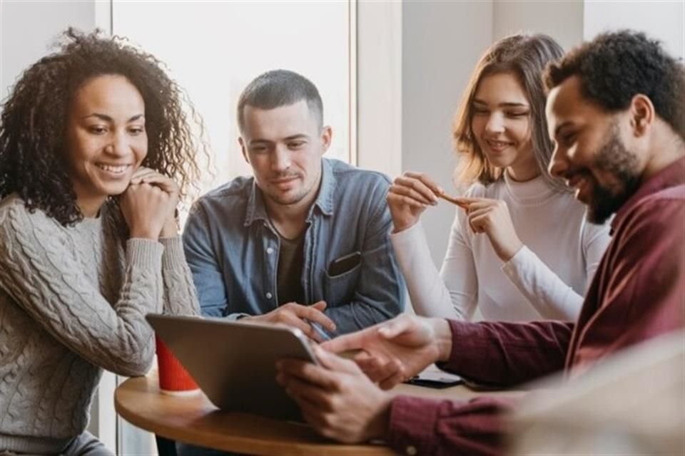 Las actividades extracurriculares permiten desarrollar soft skills altamente demandadas, tales como trabajo en equipo, liderazgo, resolución de problemas, creatividad y proactividad.