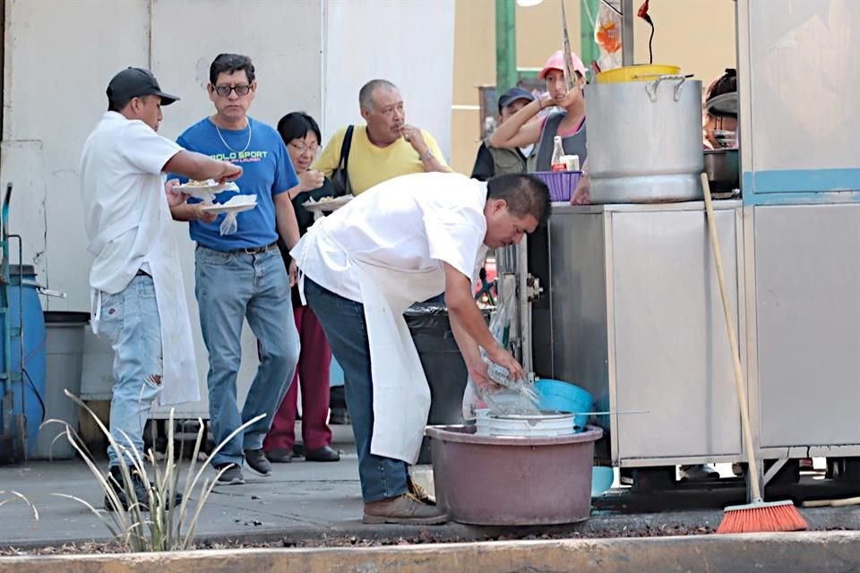 La falta de agua limpia, así como diversos factores, han influido en la mala calidad en la preparación de alimentos callejeros en la CDMX.