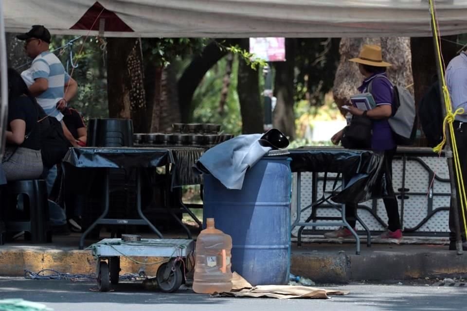 La UNAM recomienda tener precauciones con la comida que se vende en la vía pública.