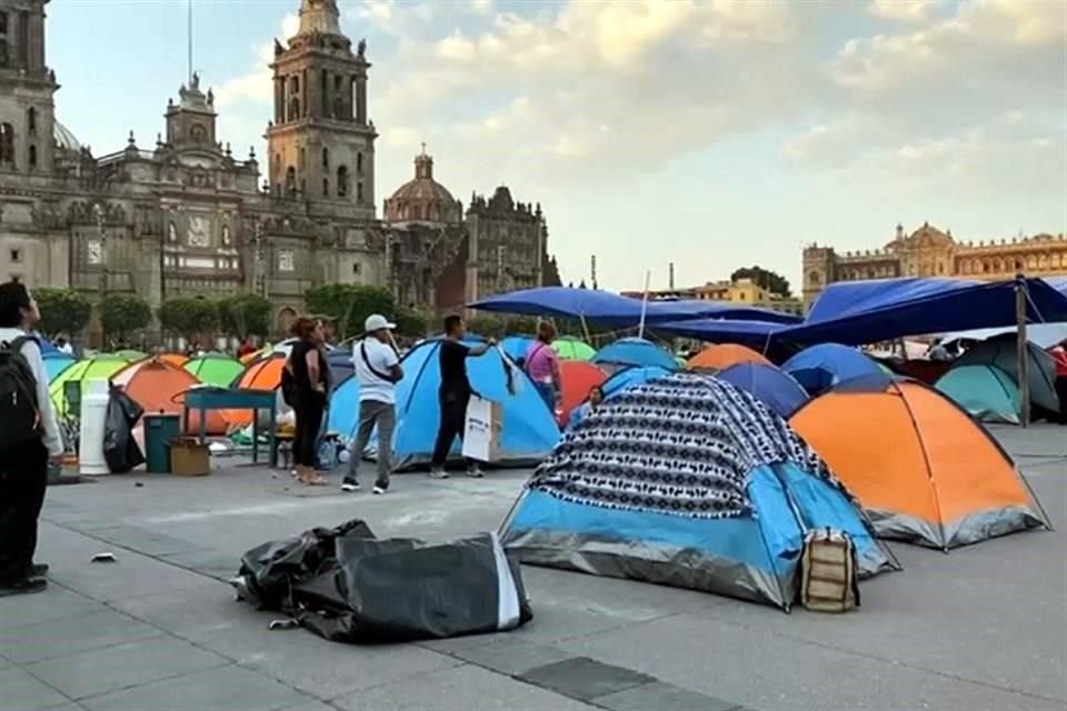 CNTE reforzó ayer su plantón en el Zócalo capitalino con la llegada de docentes principalmente de Oaxaca y la instalación de más casas de campaña.