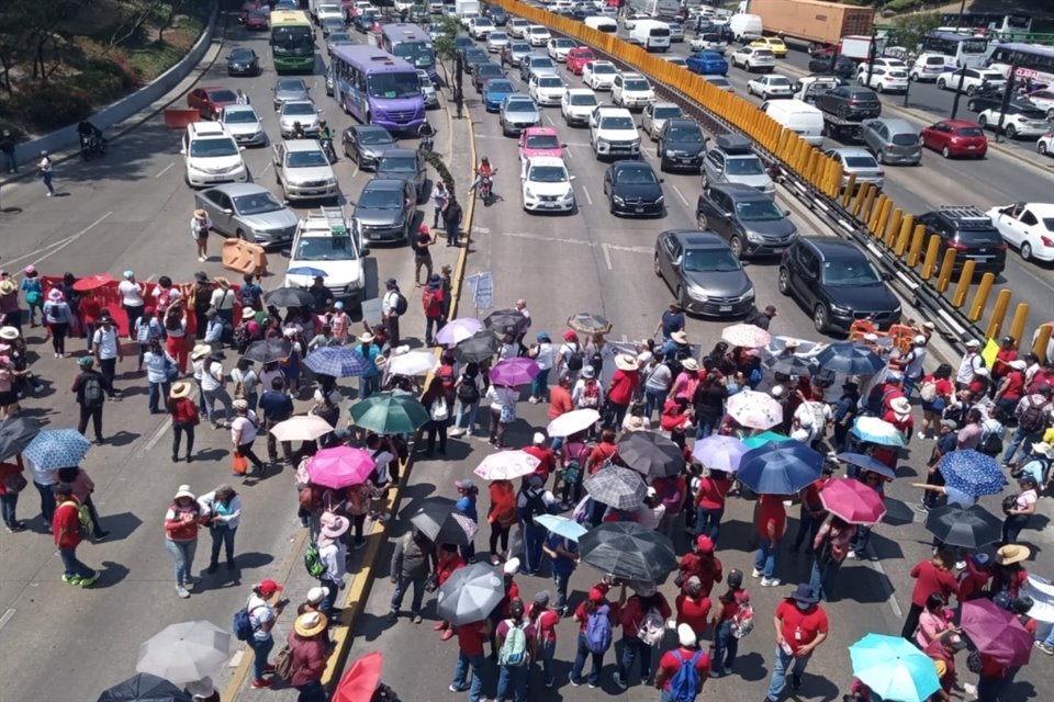 La CNTE bloquea ambos sentidos de Circuito Interior a la altura de Reforma.