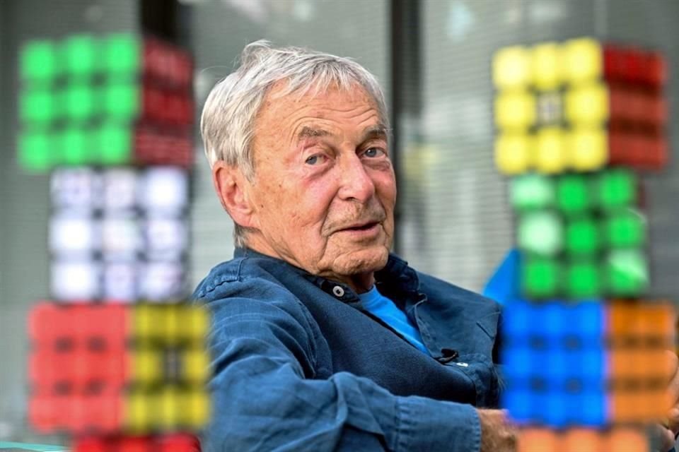 Erno Rubik era profesor de arquitectura y diseño cuando tuvo la idea de unir pequeños cubos de madera.