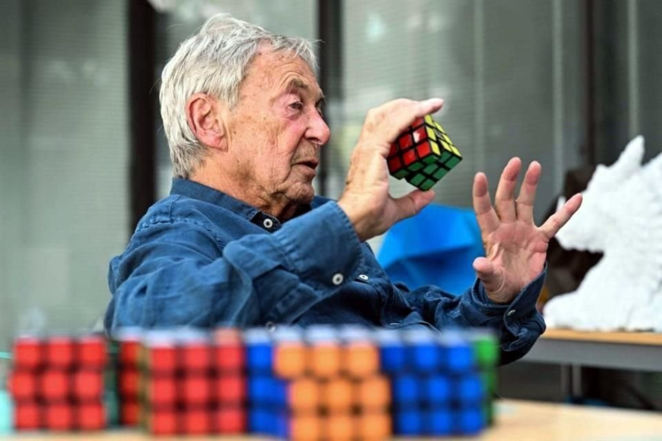 En el mundo digital 'olvidamos cómo usar nuestras manos', 'nuestras primeras herramientas', dice Rubik. El cubo nos devuelve 'a las maravillas del mundo real'.