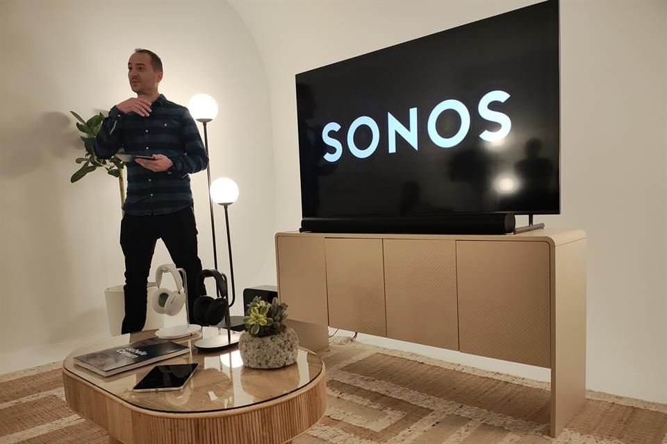 Sonos presumió la integración del Sonos Ace con su barra de sonido Sonos Arc.