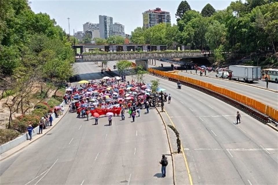 La CNTE, que citó a sus miembros en la Estela de Luz, retomó la ruta de su movilización hacia el Zócalo.