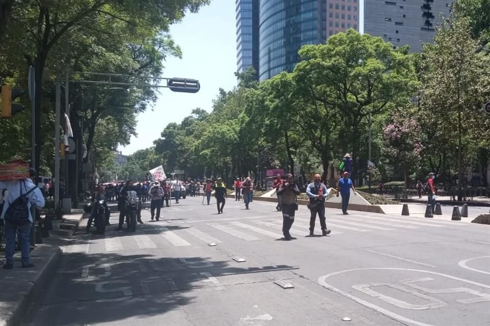 Maestros de la CNTE marchan al Zócalo sobre Reforma.