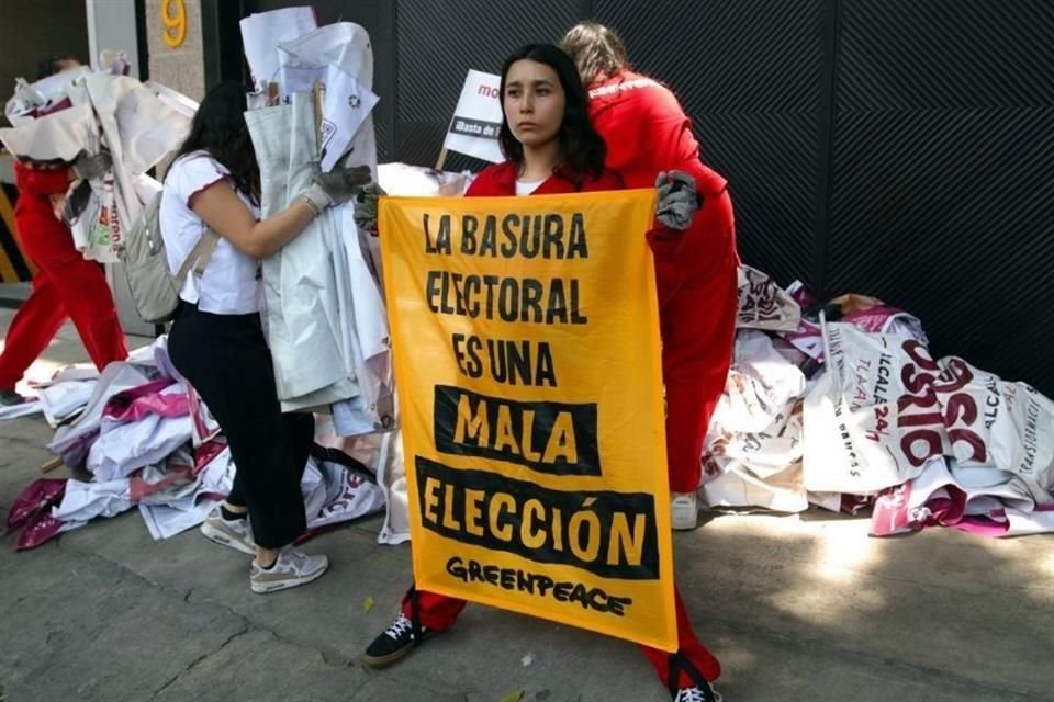 Tanto en la sede del PAN, como en la de Morena, activistas de Greenpeace México realizaron protestas por propaganda electoral con plásticos de uso único.