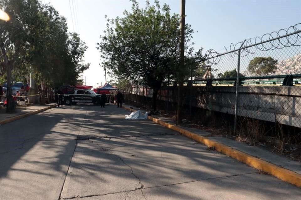 Un hombre fue asesinado a golpes y su cuerpo fue abandonado a un costado de la autopista Naucalpan-Ecatepec.