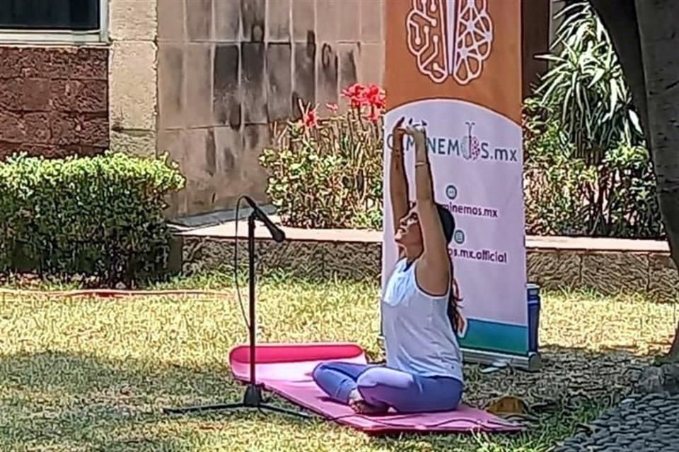 Ana Paula Domínguez plantea que el yoga puede ayudar también a reducir la depresión, el estrés y la fatiga, uno de los síntomas más comunes de la EM.