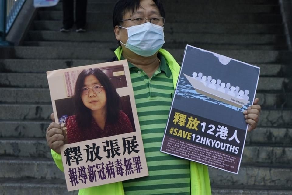 Un activista sostiene una foto de la periodista Zhang Zhan en Hong Kong, el 28 de diciembre del 2020.