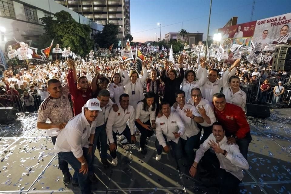 Mientras la candidata enlistaba sus temas, los asistentes le demandaron energía eléctrica.