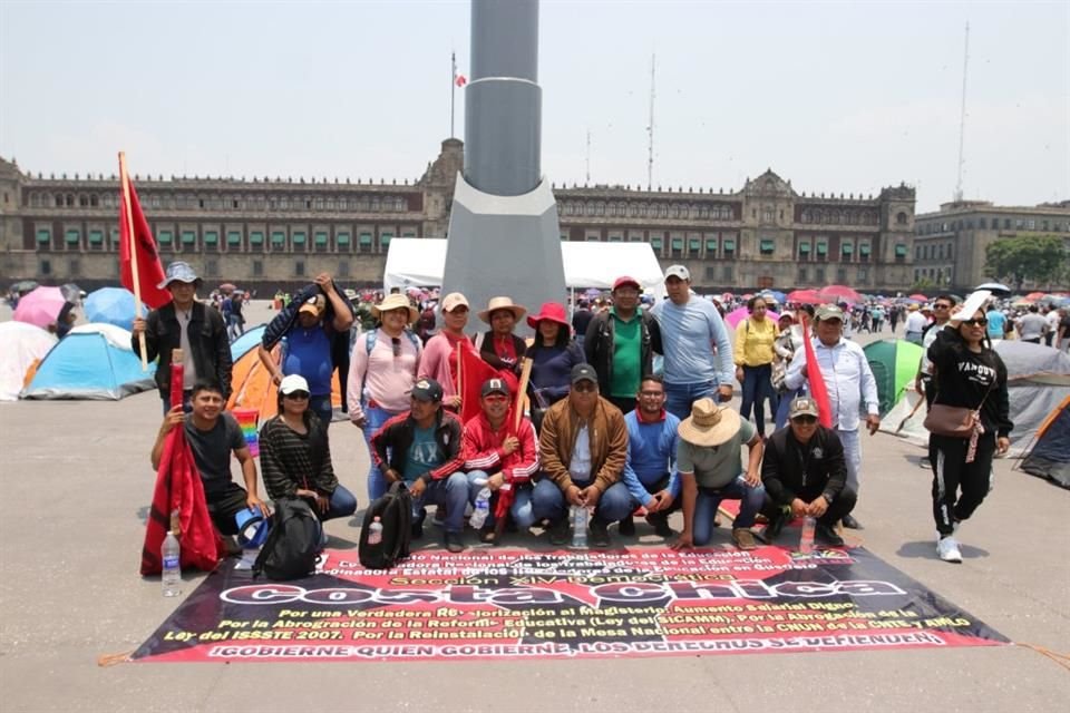 Maestros de la CNTE instalaron un plantón en el Zócalo como protesta a sus demandas.